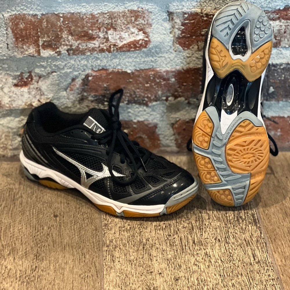 Mizuno women’s volleyball shoes size 7. Very clean and like brand new. Worn 2x’s